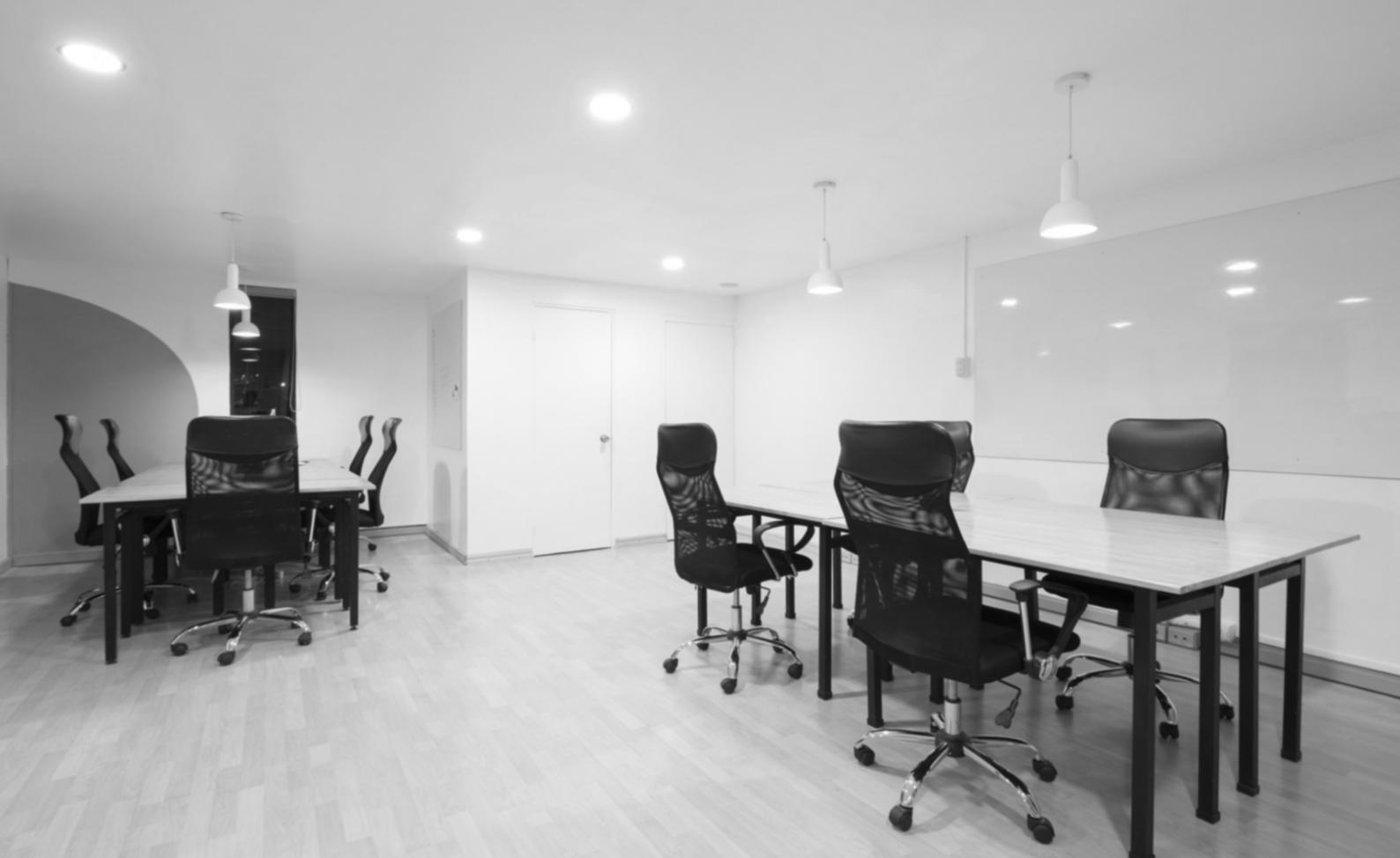 Consultant financiar discutând cu clientul despre planificare bugetară